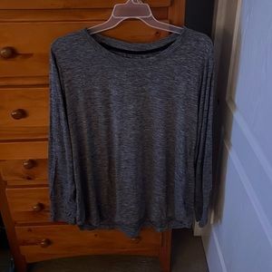 gray long sleeve shirt